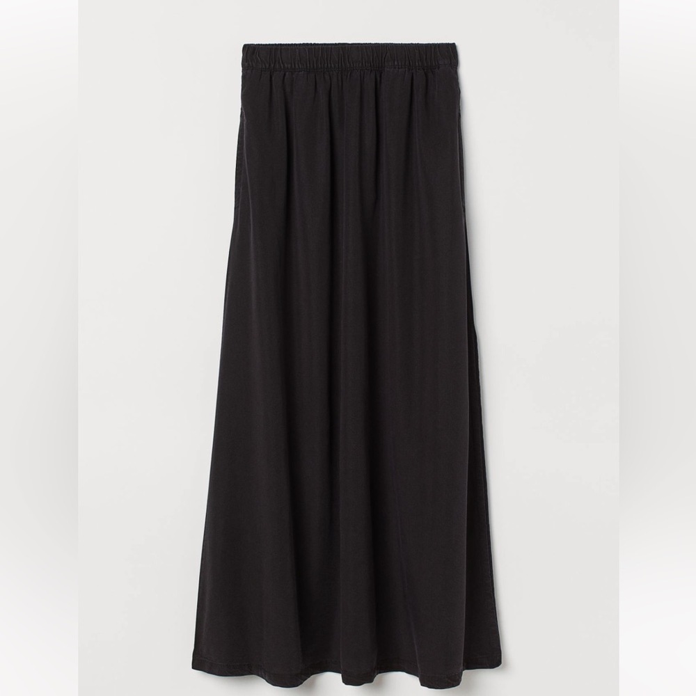H&M viscose black slits maxi skirt with pockets. Size Xs